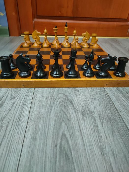 Старый игровой комплект Звезда деревянные резные шахматы 38х38 см.