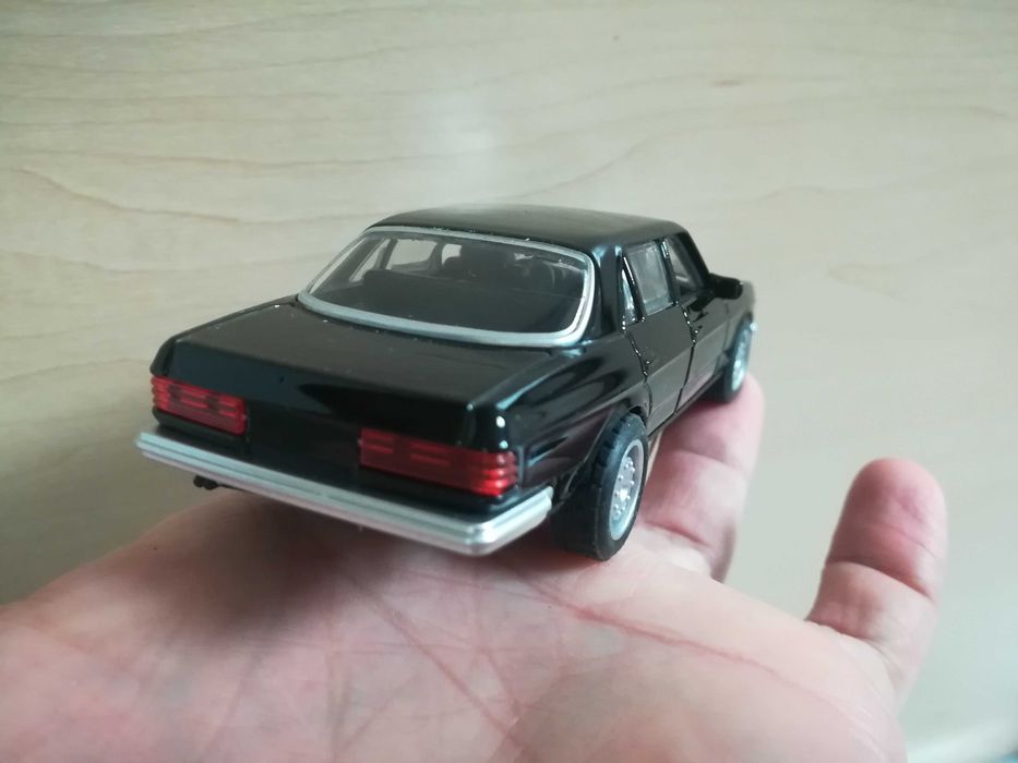 Model nowy Mercedes-Benz 300D (1981r) 1:36