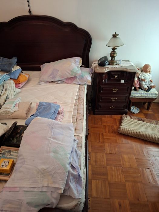 Quarto completo em madeira maciça - Bom estado geral