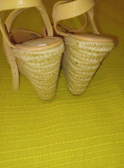 Sandálias de cunha nude