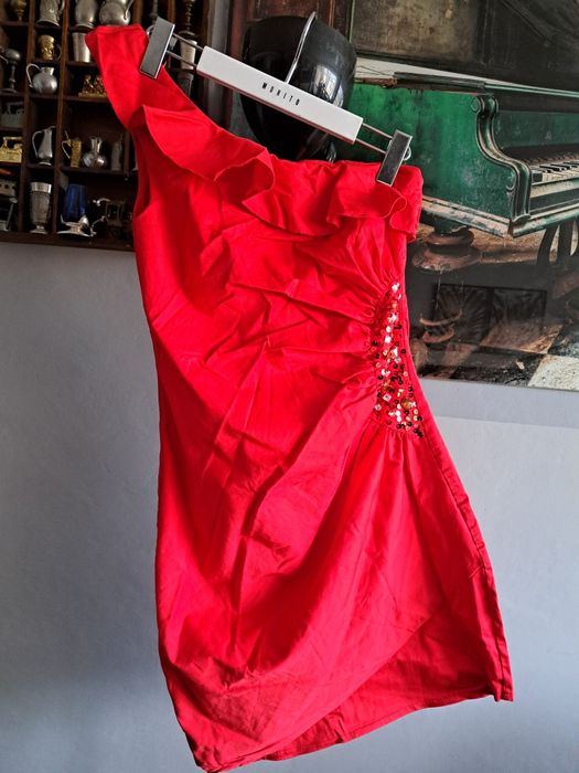 Śliczna, czerwona sukienka/Rozmiar 38/Amisu