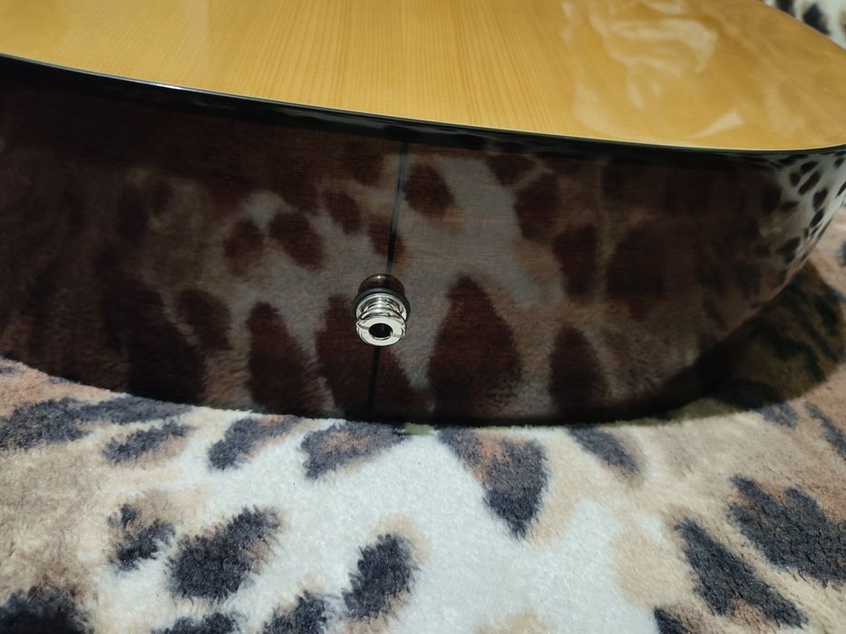 Продам акустическую гитару