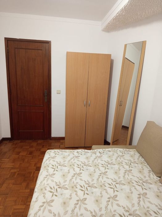 Alugo quarto no porto