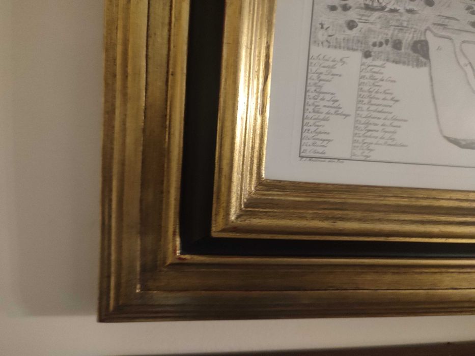 Quadro com gravura preto e branco moldura dourada