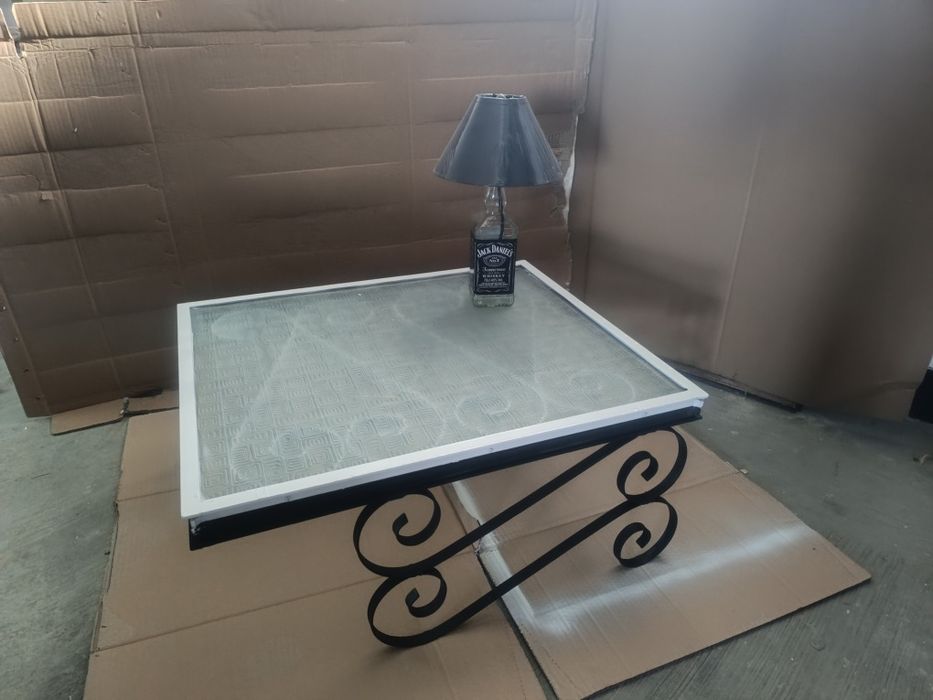 Mesa de centro artesanal em ferro e vidro com iluminacao LED