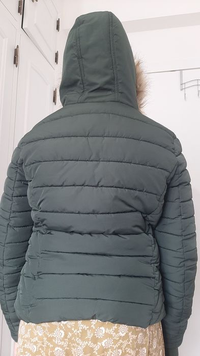 Casaco verde com pêlo e capuz