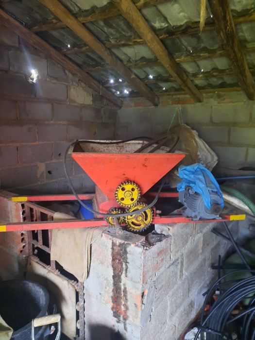 Esmagador  de uvas como novo + bomba elétrica tirar vinho e mangueiras