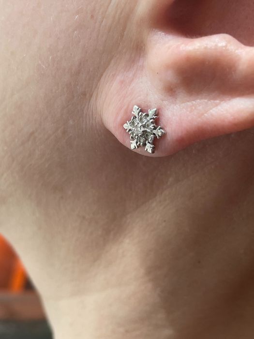 Серьги из белого золота и бриллиантами 0,37 карат.