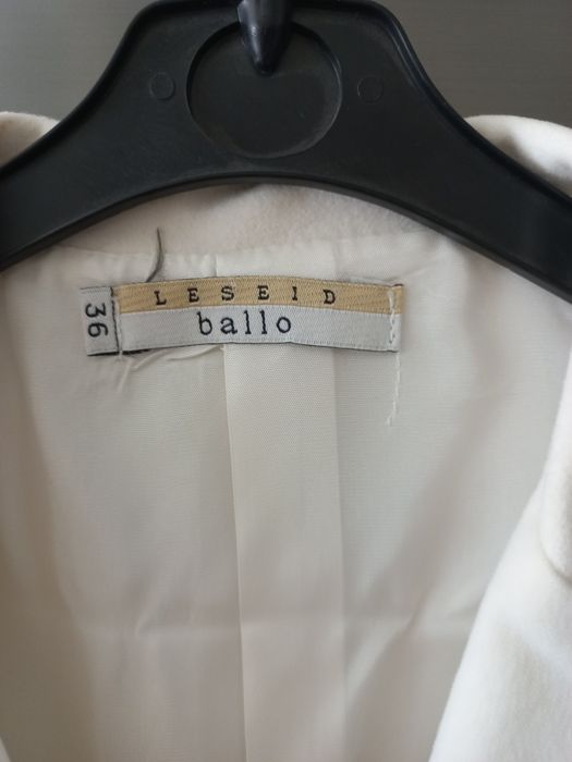Casaco branco novo com enfeites na gola e bolsos