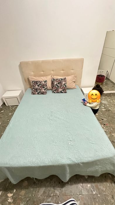 Cama com criado!!