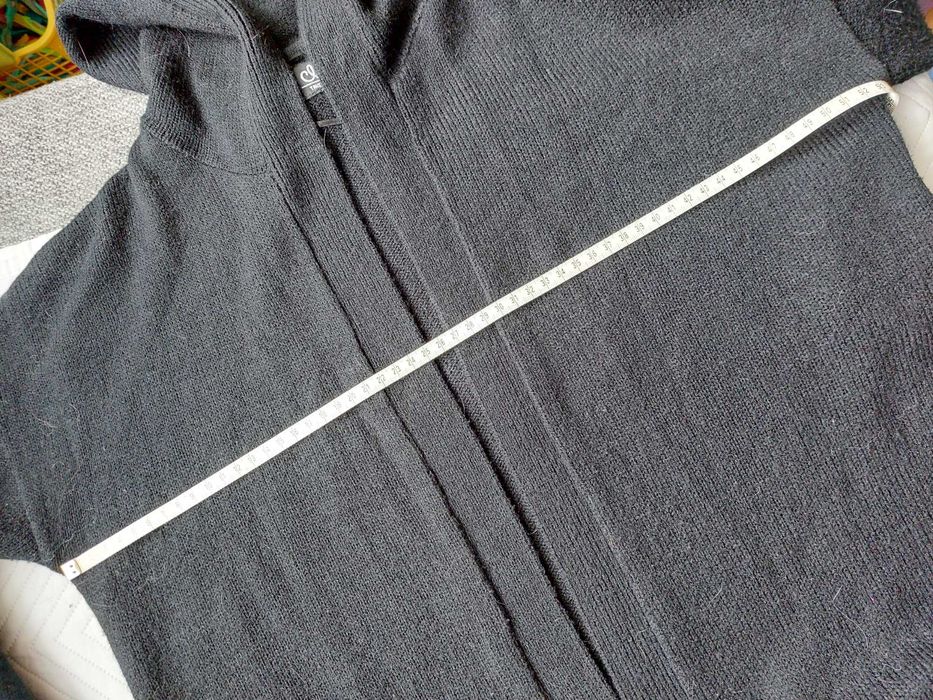 Czarny sweter z kapturem CROPP