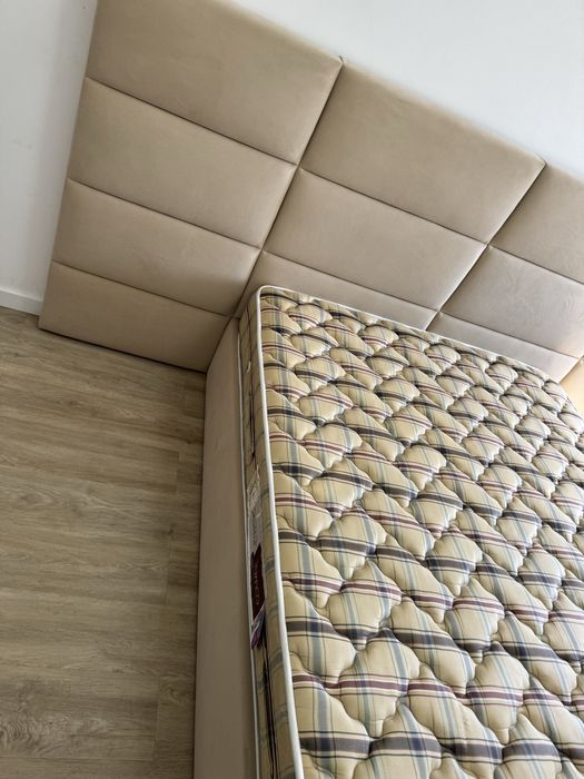 Cama de casal estofada + colchão (como nova – pouco uso)