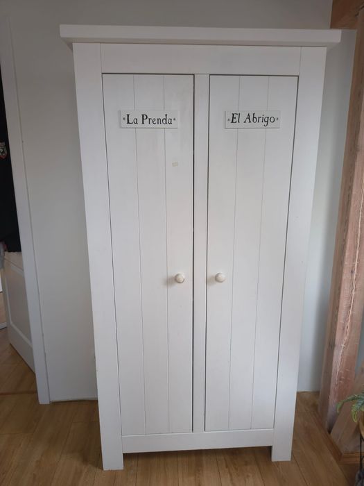 Szafa biała drewniana marki Pinio