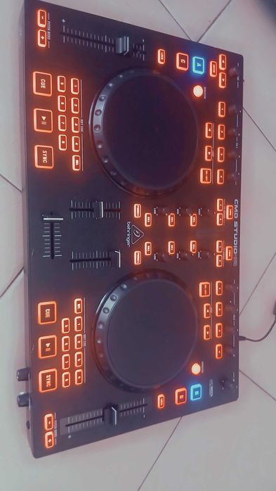 Mesa Controlo de DJ Behringer CMD Studio 4A
