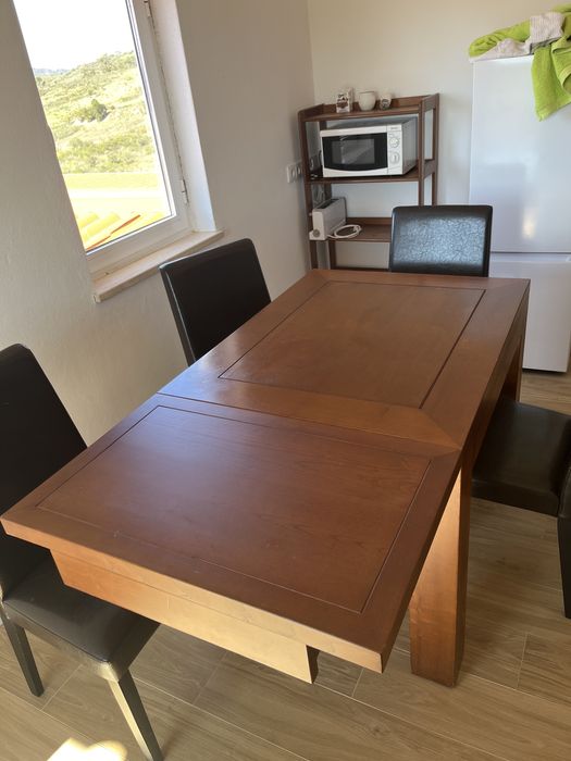 Mesa de comer e cadeiras altas