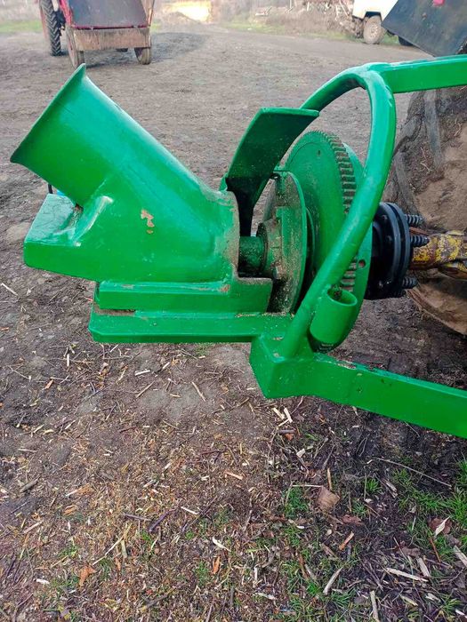 Шнековий подрібнювачі гілок