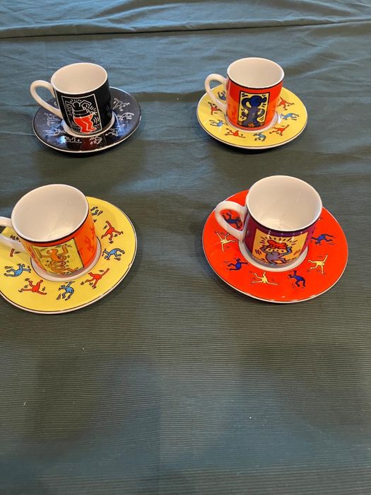 Chavenas de cafe com prato