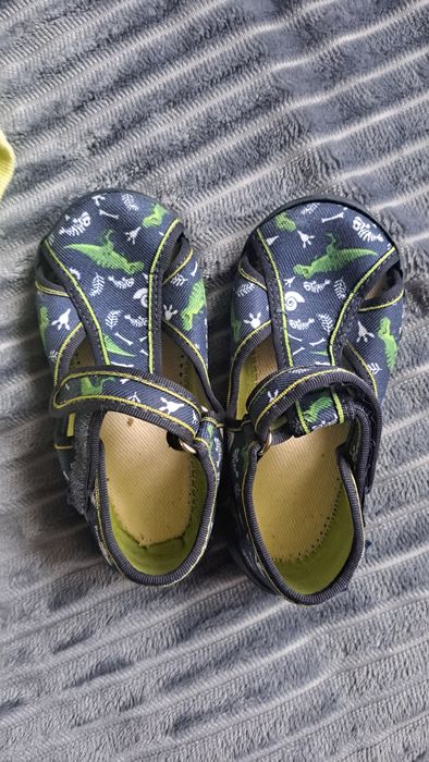 Zestaw  dla chłopca pantofle 25 bluzy , spodnie