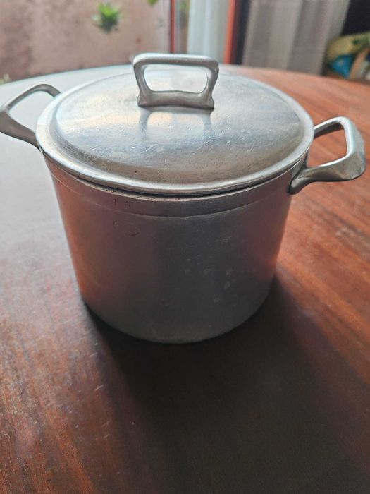 Panela em ferro fundido com 16 cm de diâmetro. Como nova.