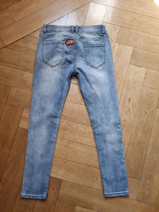 Jeansowe rurki z naszywkami