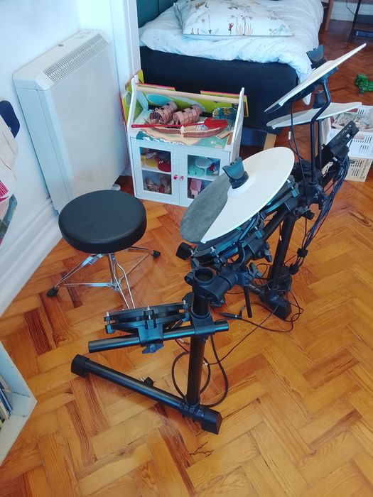 bateria electrónica Alesis