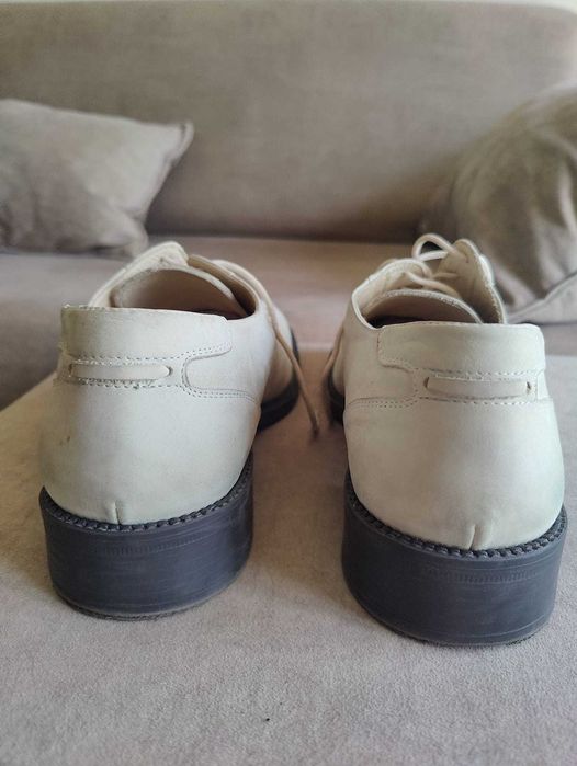 Sapatos cremes em cabedal estado novo tam. 43