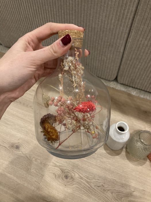 Vaso transparente com flores secas