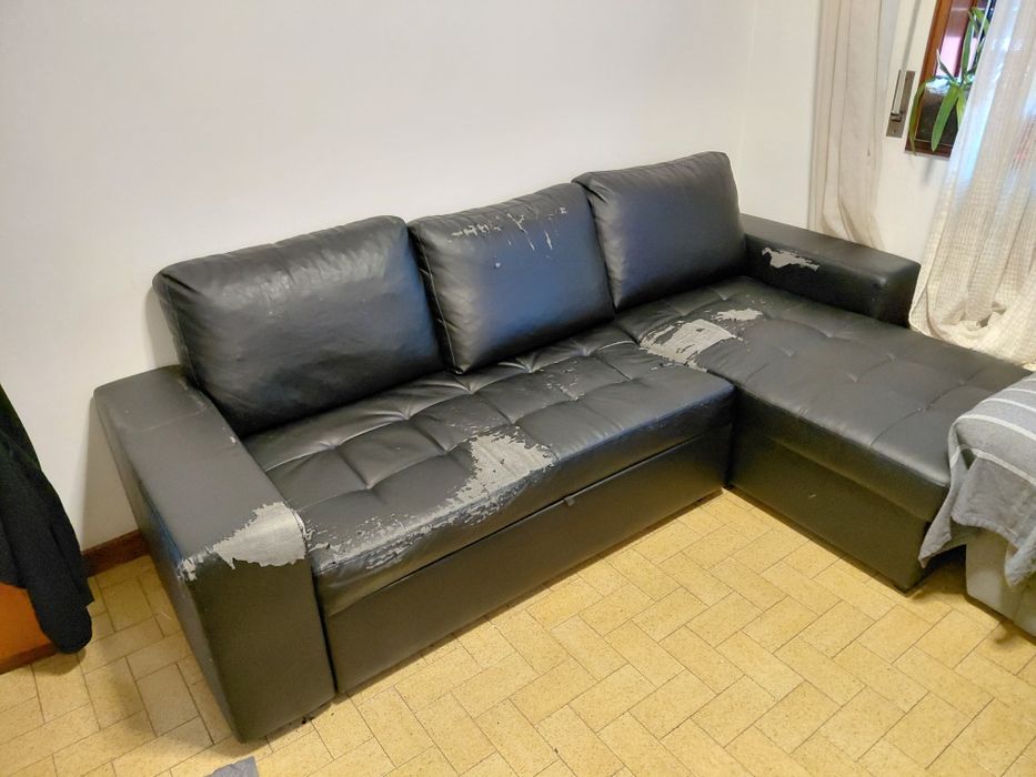 Sofa grande com bastante uso