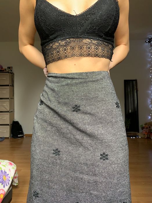 szara spódnica z małymi czarnymi kwiatami midi vintage