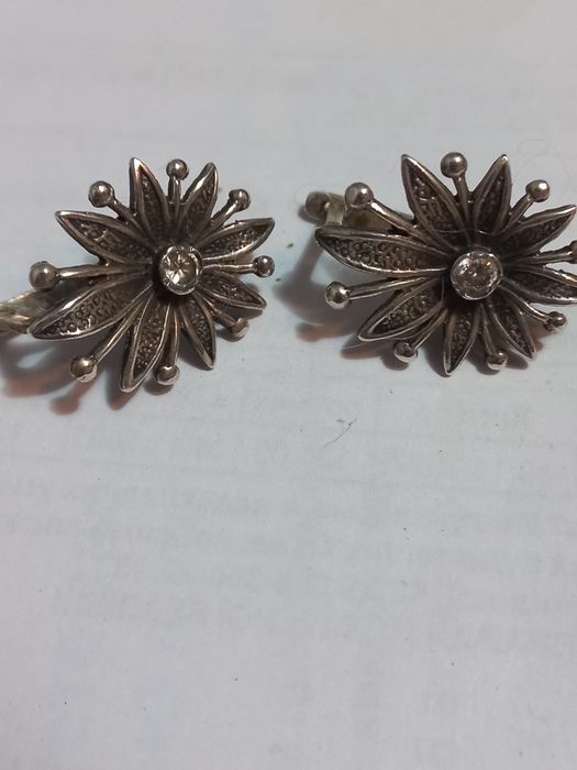 Продам сережки срібні їз фіонітом.