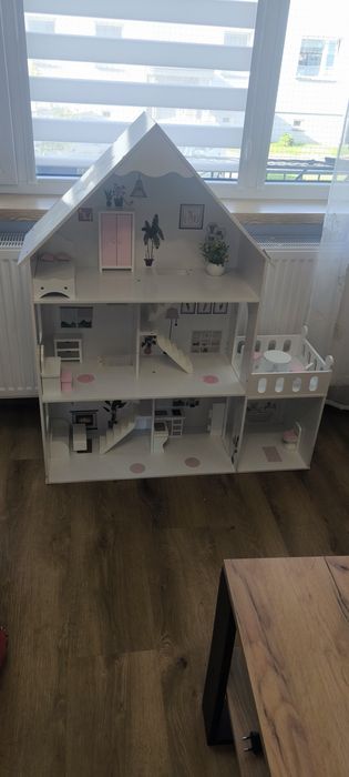 Duży domek dla lalek