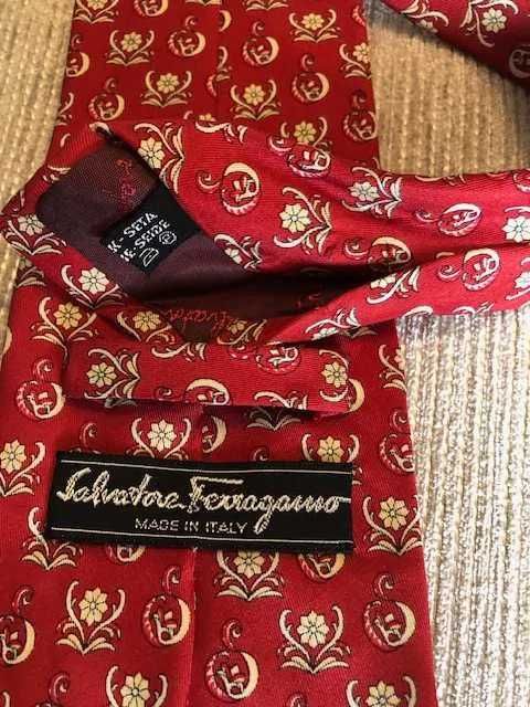 Gravata 100% seda, da marca de luxo italiana Salvatore Ferragamo