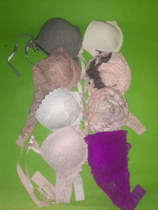 Бюсти на великий розмір C-F