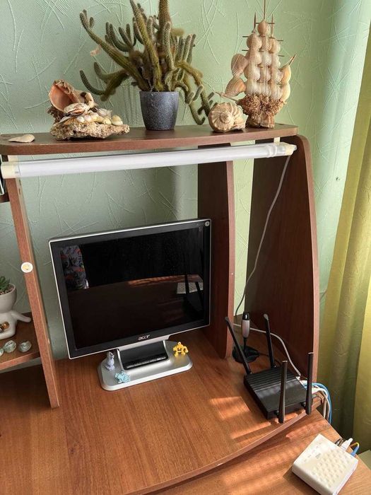 Комп'ютерний стіл