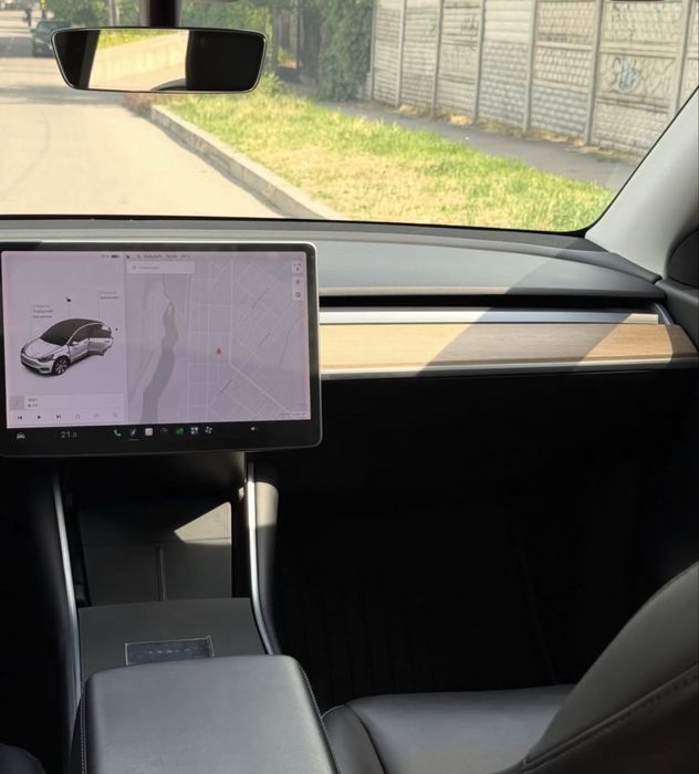Tesla model Y 2020 рік