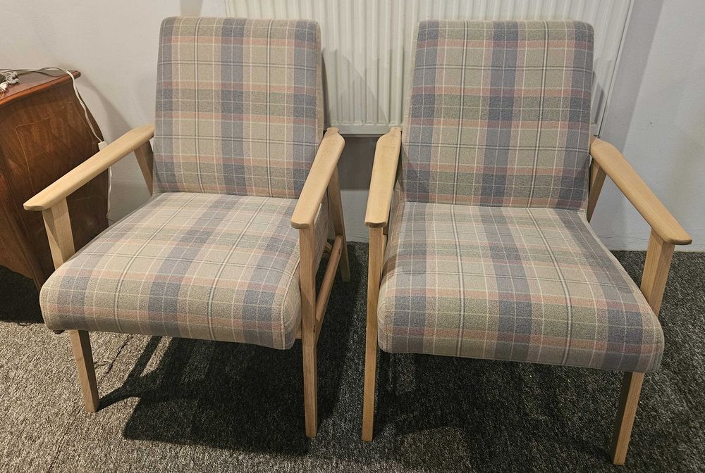 Dwa fotele klubowe PRL, Lisek, po renowacji.