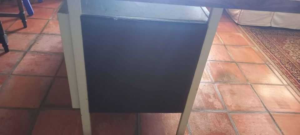 Secretária em metal forrada a pele à frente e dos lados