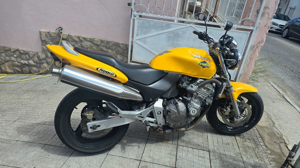 Vendo hornet ano 2000 bem conservada