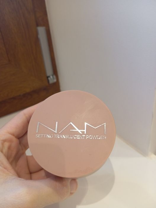 Transparentny puder do twarzy firmy Nam