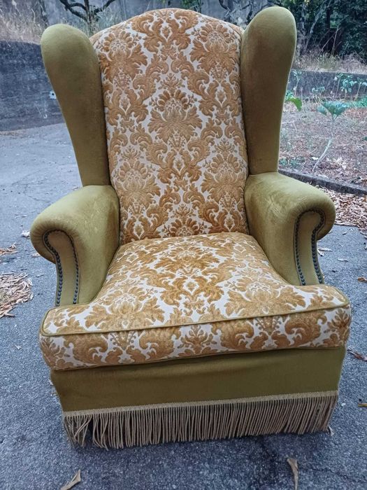Clássica poltrona de orelhas (wingback) estofada, de molas, de costas altas