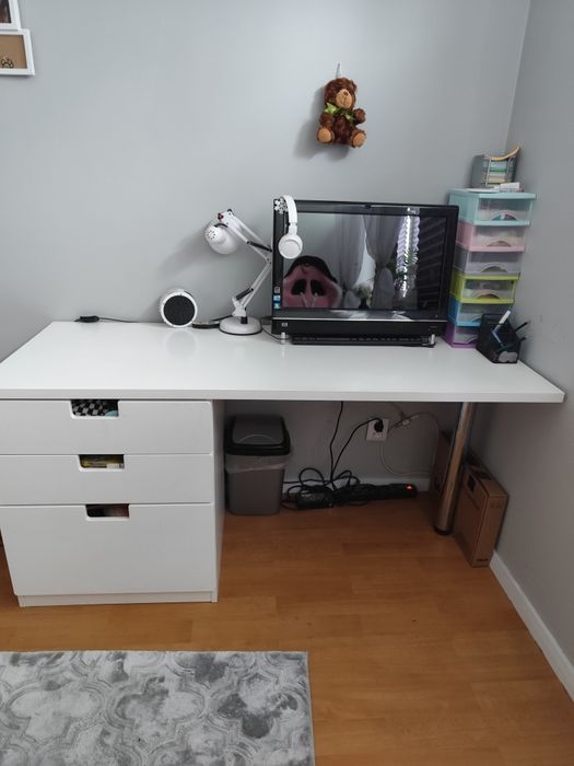 Biurko z dużymi szufladami