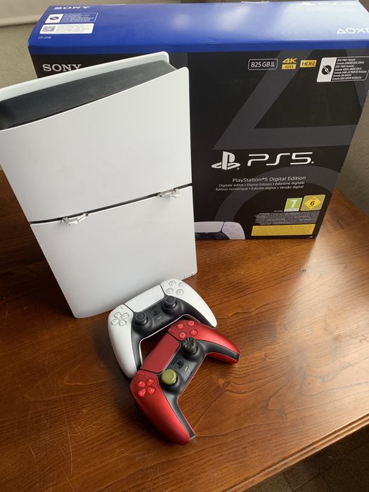 Play Station 5 digital com 2 comandos e 4 meses de uso