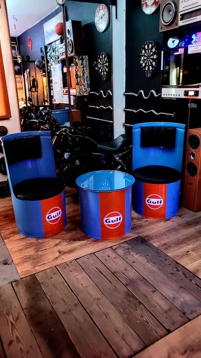 Beczki ,fotele,stół