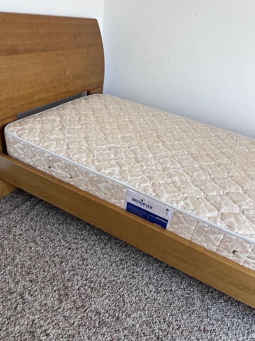 Cama de solteiro em madeira maciça