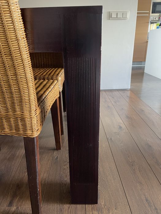 Mesa de jantar retangular em madeira