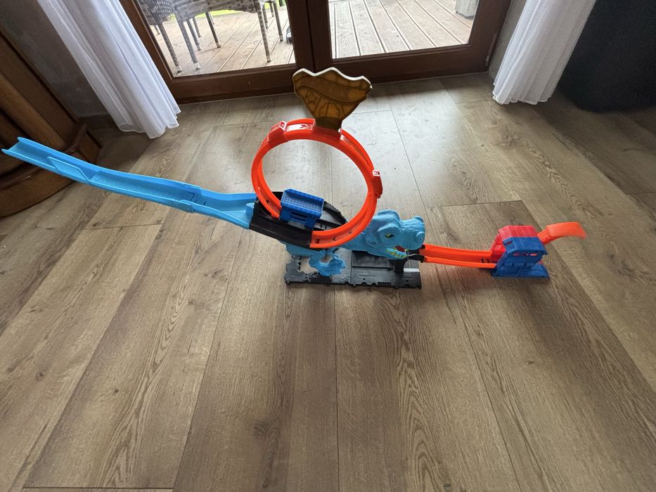 Hot Wheels City Pętla T-Rexa (model HKX42)