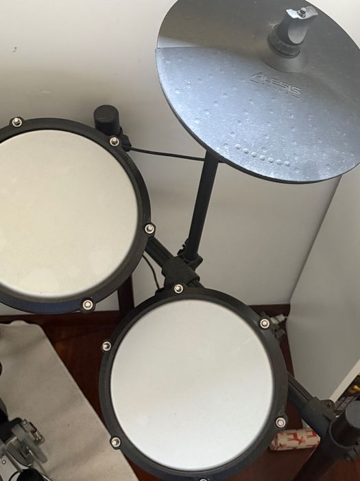 Bateria Eletrónica ALESIS Nitro Max com banco