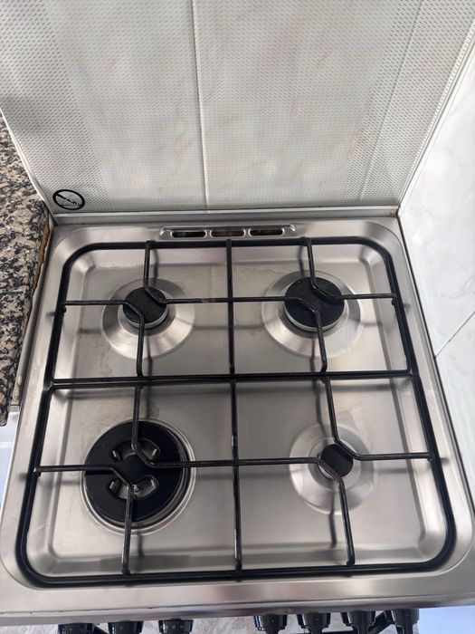 Forno eletrico e placa a gás Indesit