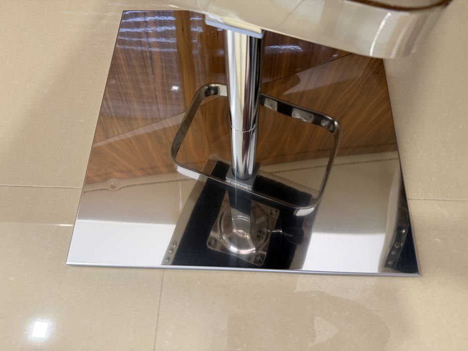 Bancos de cozinha em inox e pele