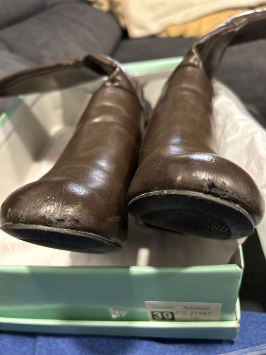 Botas castanhas de cano alto com salto